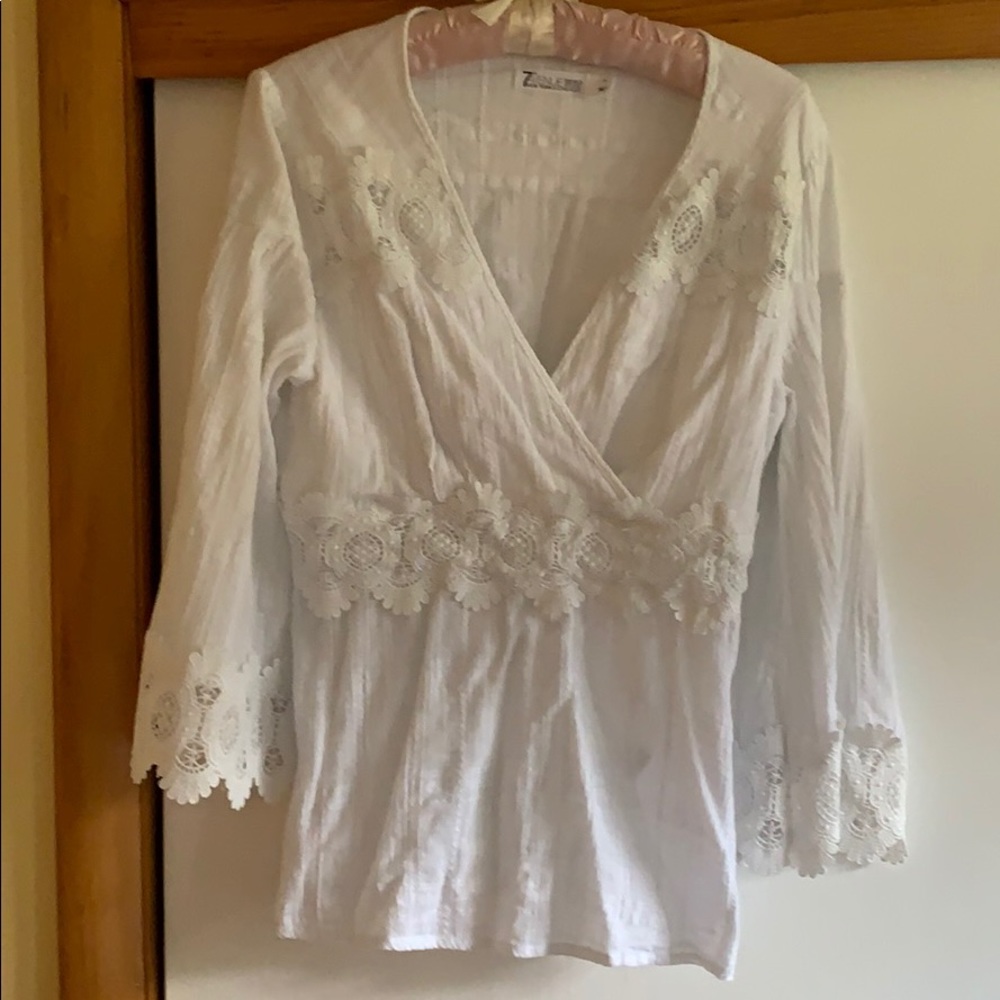 NY&CO White blouse with lace details.